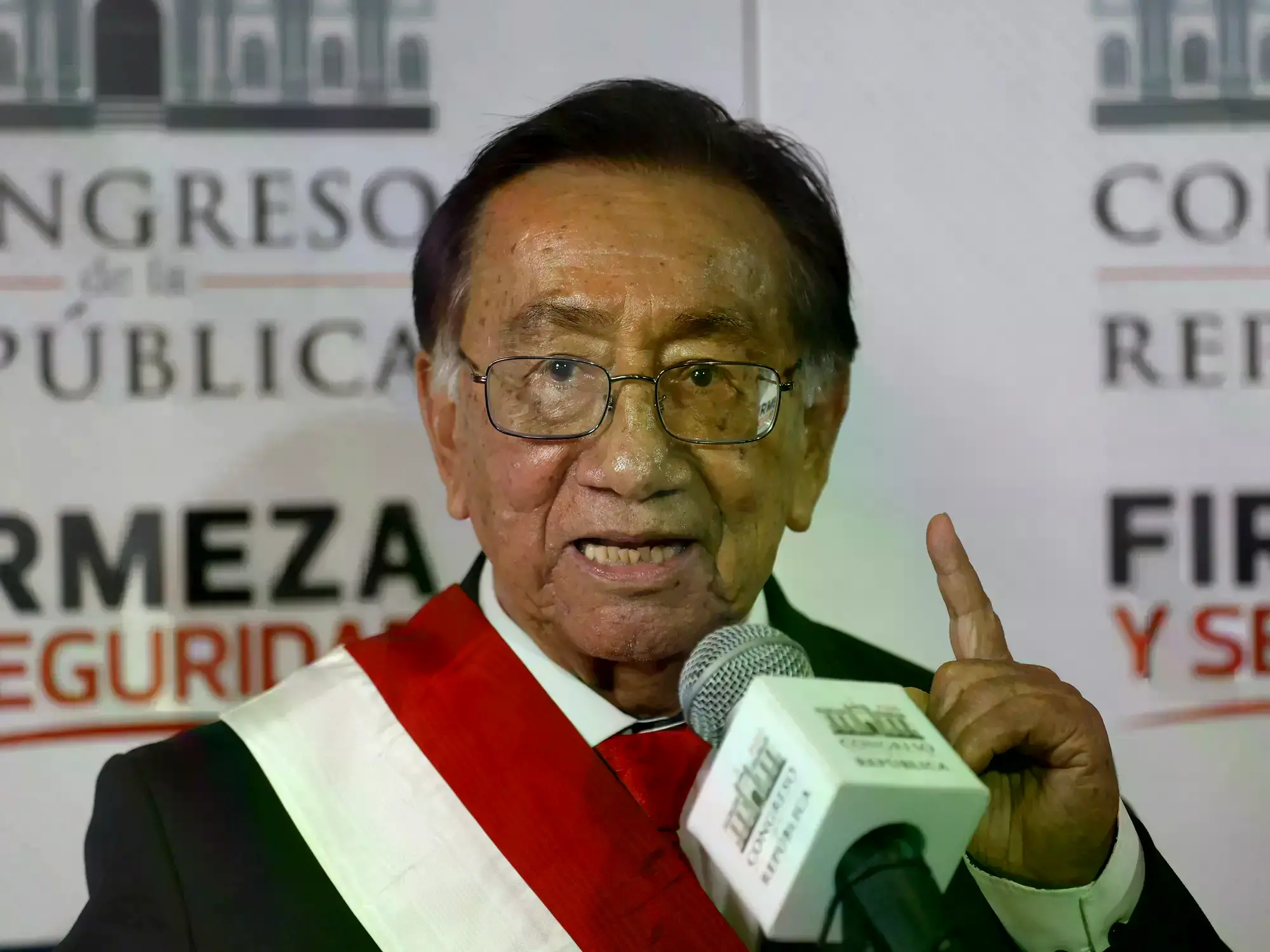 El presidente interino de Perú, José María Balcázar, habla en una rueda de prensa este miércoles, en Lima (Perú).