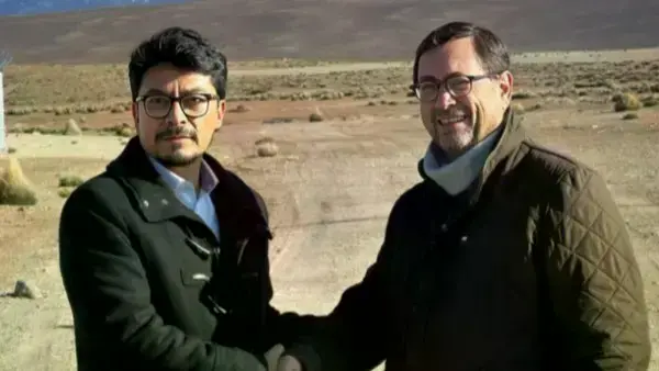 Los ministros de Exteriores de Bolivia, Fernando Aramayo, y de Chile, Francisco Pérez, reunidos en la frontera.