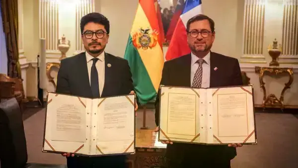 Los cancilleres de Bolivia, Fernando Aramayo, y de Chile, Francisco Pérez, al terminar su reunión en La Paz.