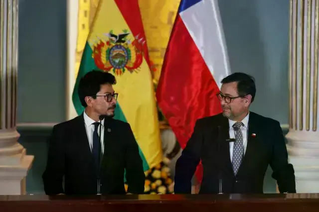 Los cancilleres de Bolivia, Fernando Aramayo (i), y de Chile, Francisco Pérez Mackenna.