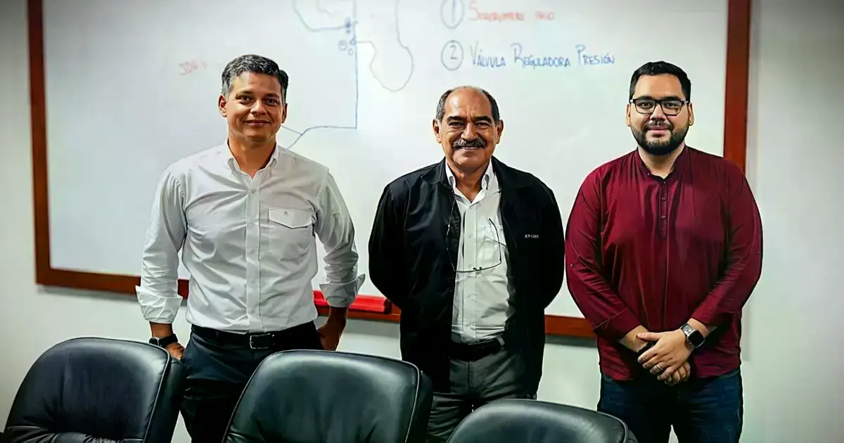 Diego Caballero (izq), alcalde electo de San José de Chiquitos, junto a autoridades de Saguapac