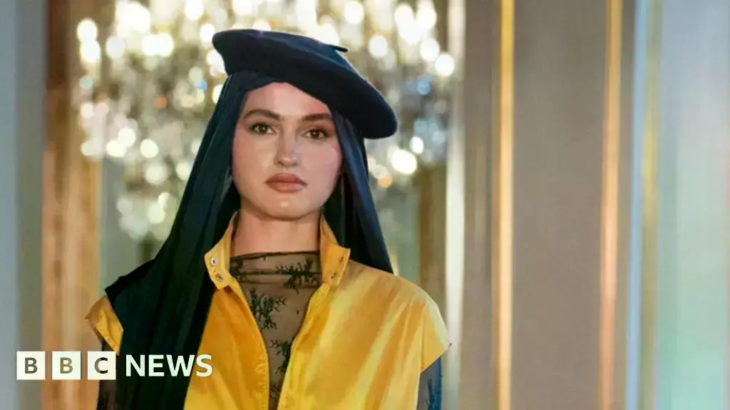 La diseñadora francesa Fatou Doucouré afirmó que exhibir sus diseños en París la hizo sentir que las mujeres que usan velo pu