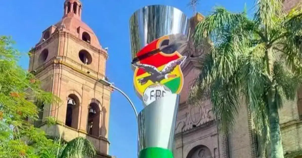 El trofeo de la Copa Simón Bolívar de 2025.