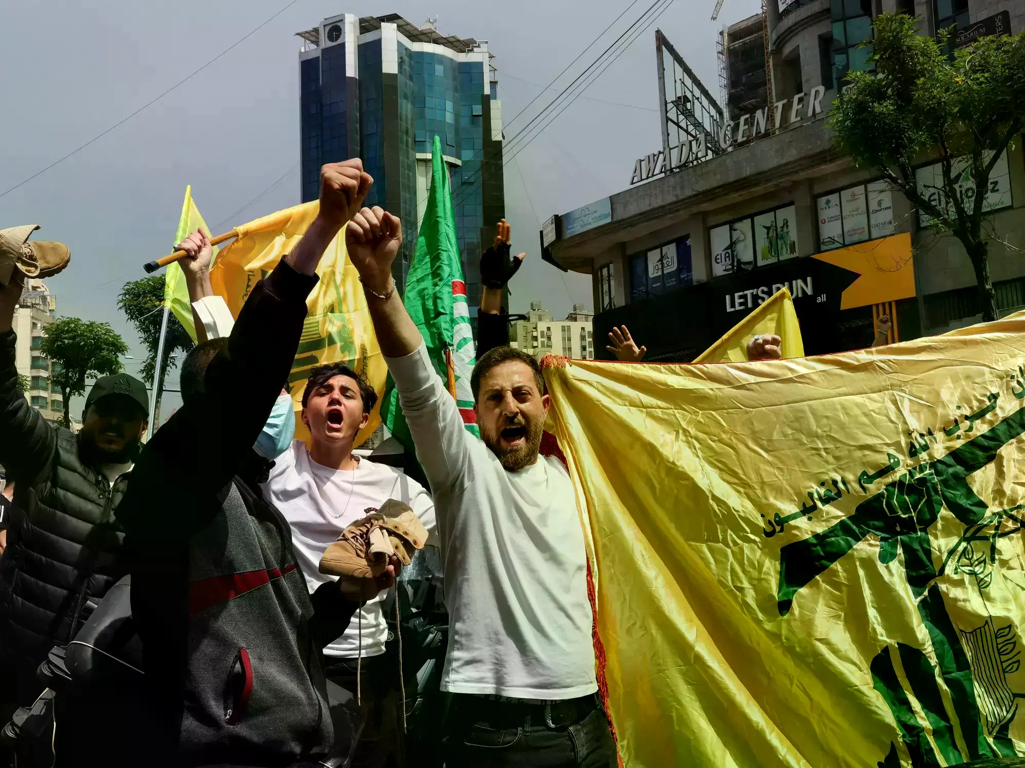 Seguidores de Hezbollah se manifiestan en las afueras de Beirut, capital del Líbano, en medio de la guerra entre Estados Unid