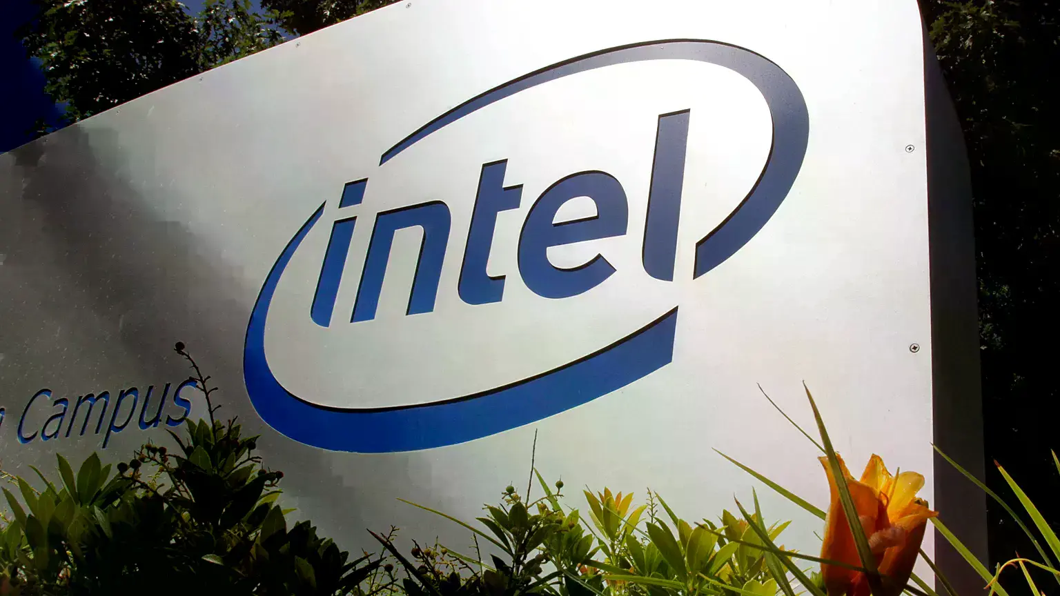 Un cartel señala la entrada al campus Hawthorne Farm de Intel en Hillsboro, Oregón, julio de 2010