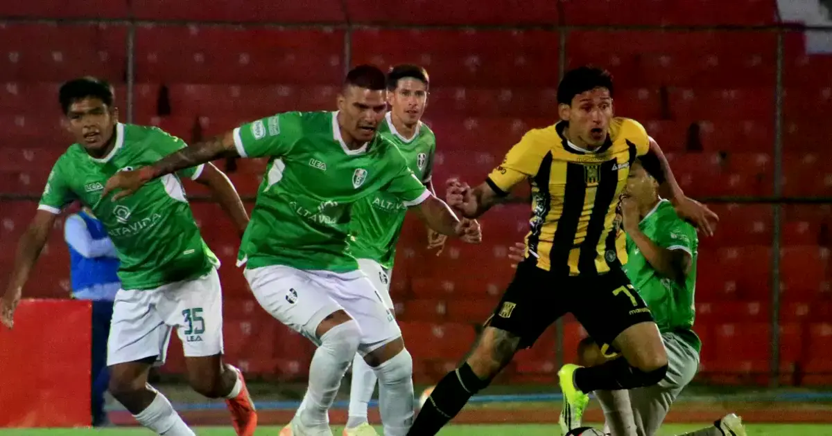 Víctor Ábrego de The Strongest es rodeado por jugadores de Real Tomayapo.