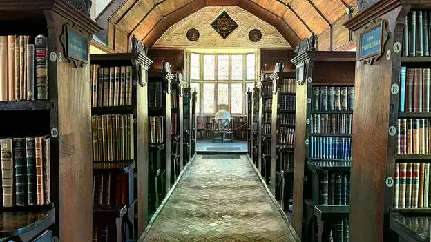 La biblioteca medieval del Merton College, un aula viviente desde 1276, conserva su aspecto original con estanterías de roble