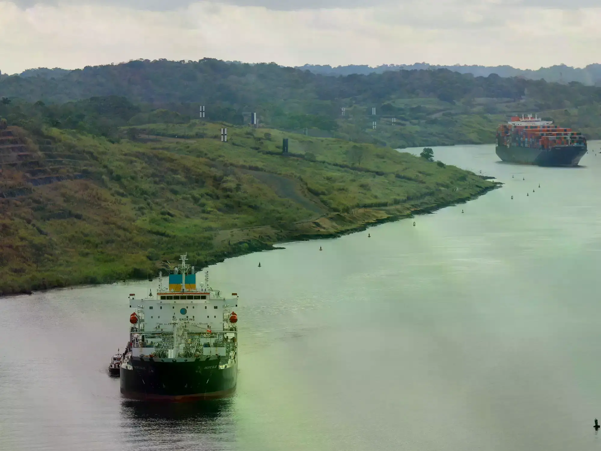 Buque cruza el Canal de Panamá, una ruta alternativa ante el conflicto en Oriente Medio.