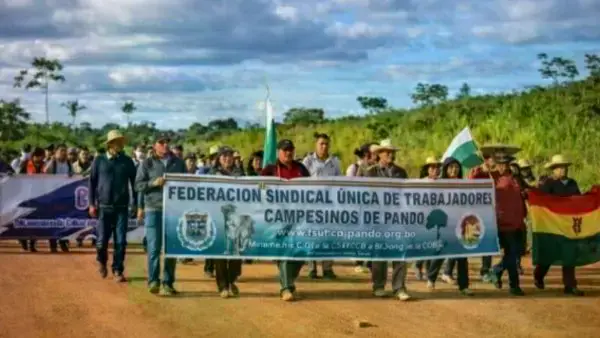 La movilización continúa hacia La Paz en rechazo a la ley 1720.