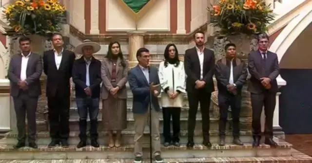 El presidente Paz junto a ocho gobernadores.