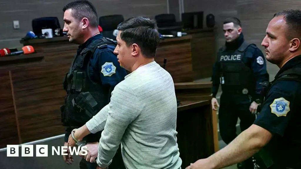 Dušan Maksimović esposado en un tribunal de Pristina tras ser condenado a 30 años de prisión