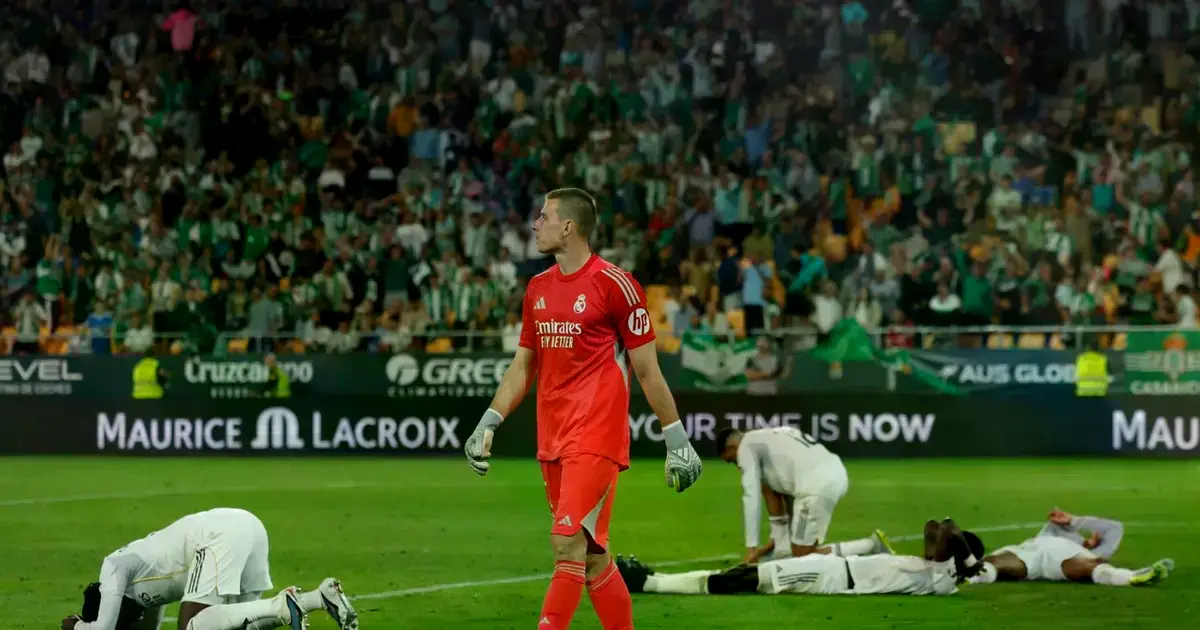 Los jugadores del Real Madrid tras encajar el gol que ha significado el empate final del encuentro.