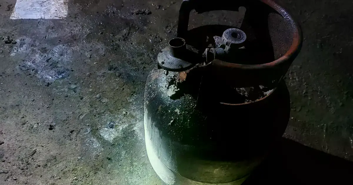 Bomberos durante la extinción del incendio en Achocalla.