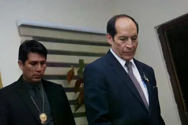 Rolando Montaño en conferencia de prensa anunciando su renuncia.