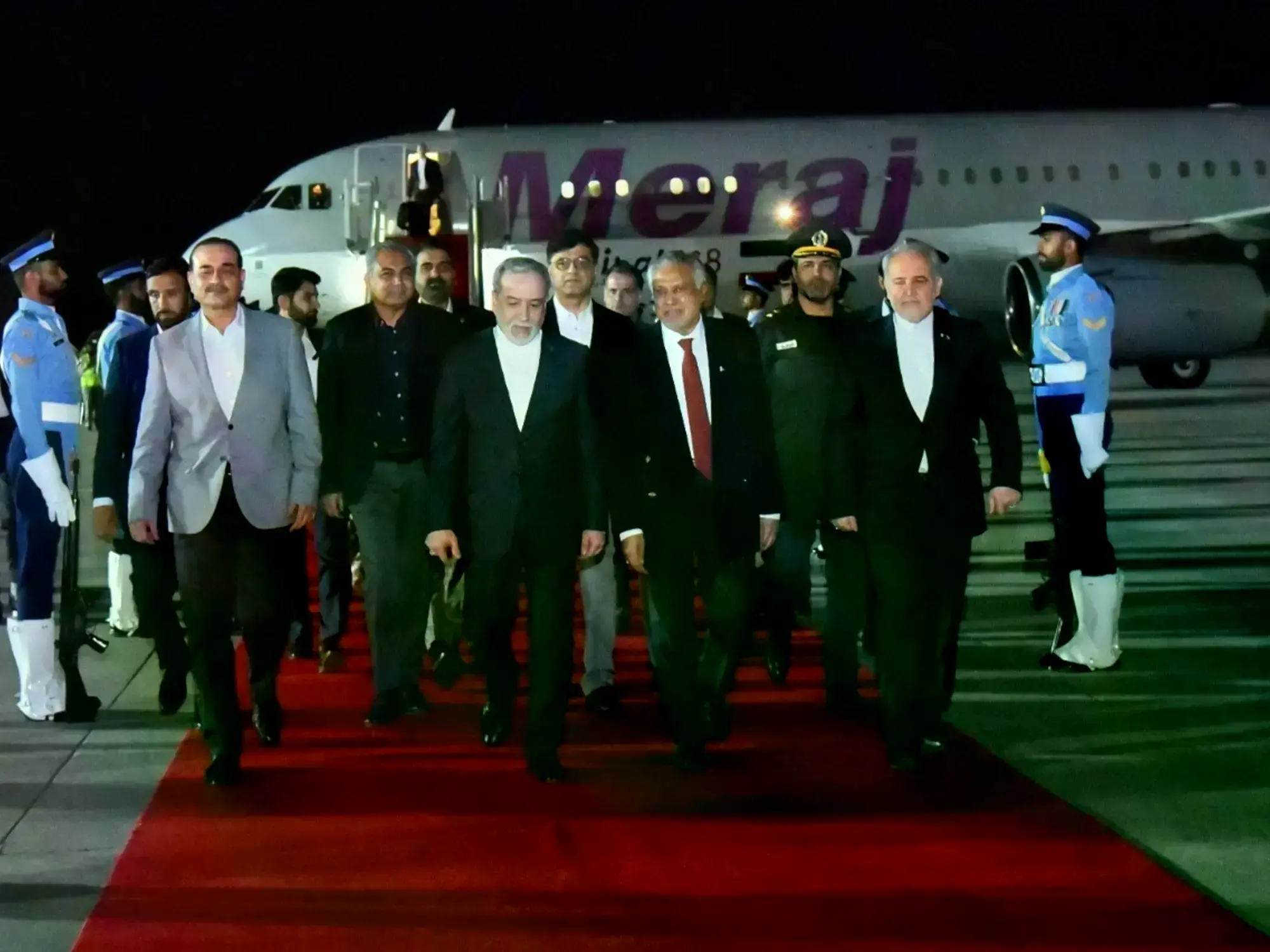 Una delegación iraní encabezada por el ministro de Relaciones Exteriores, Seyed Abbas Araghchi, llega a Islamabad.