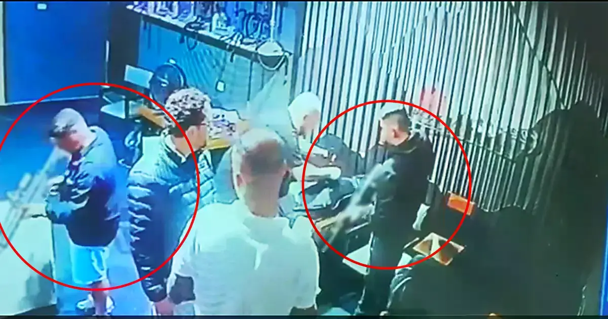 Momento en que los sospechosos manipulan las armas.