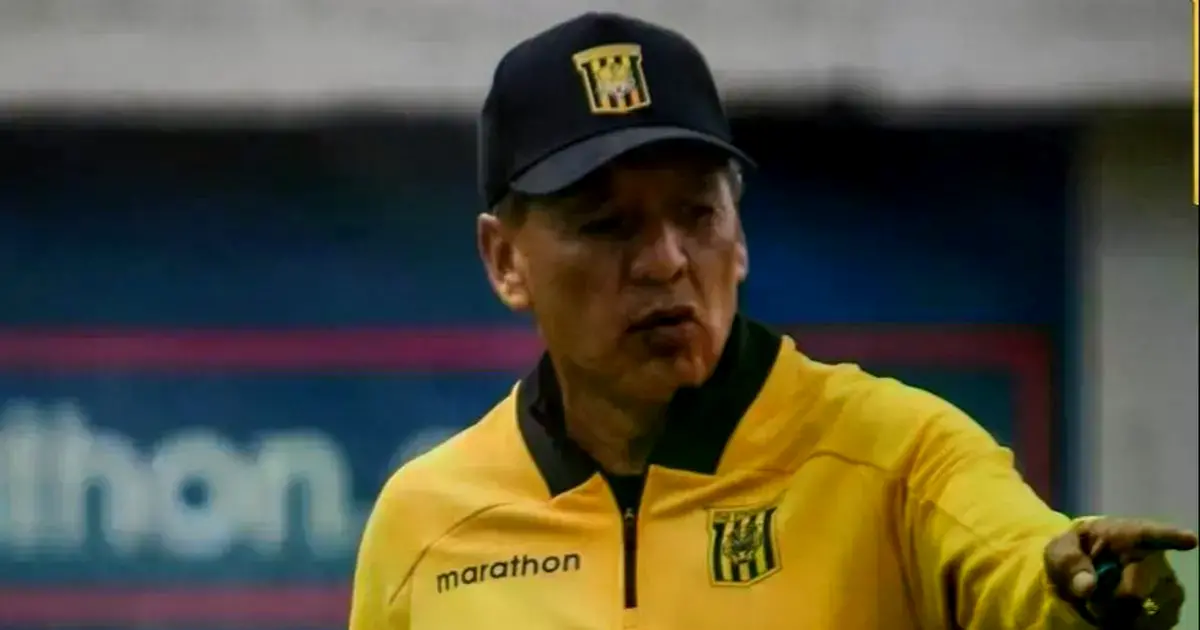 Sixto Vizuete da instrucciones en una práctica del Tigre.