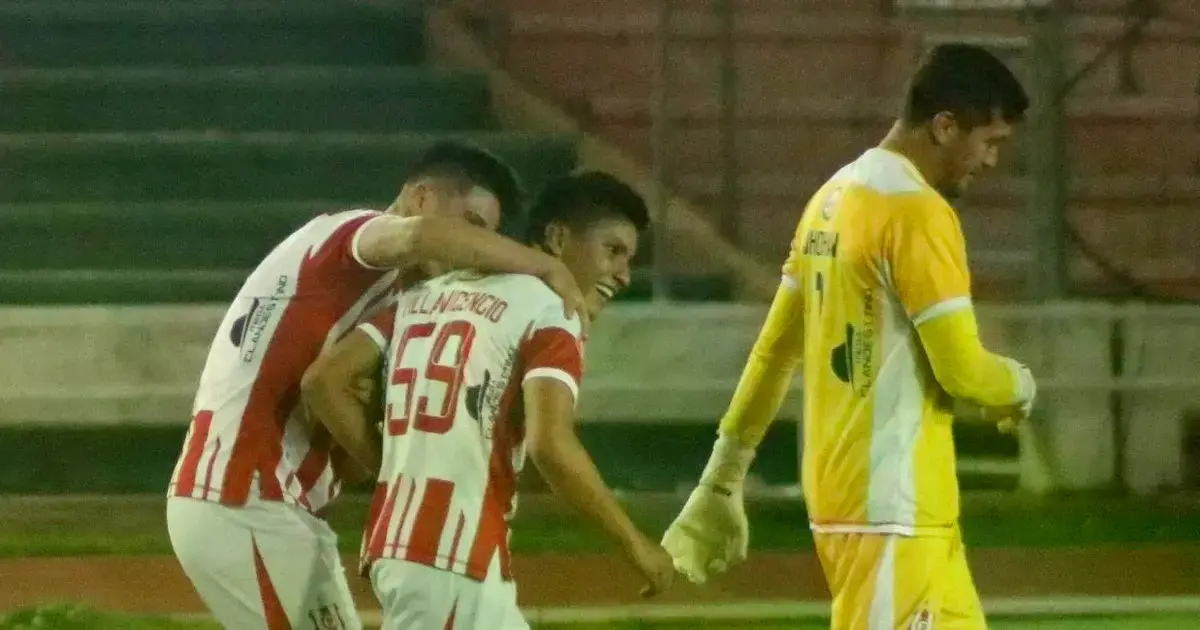 Juan Villavicencio es felicitado por sus compañeros por su golazo.