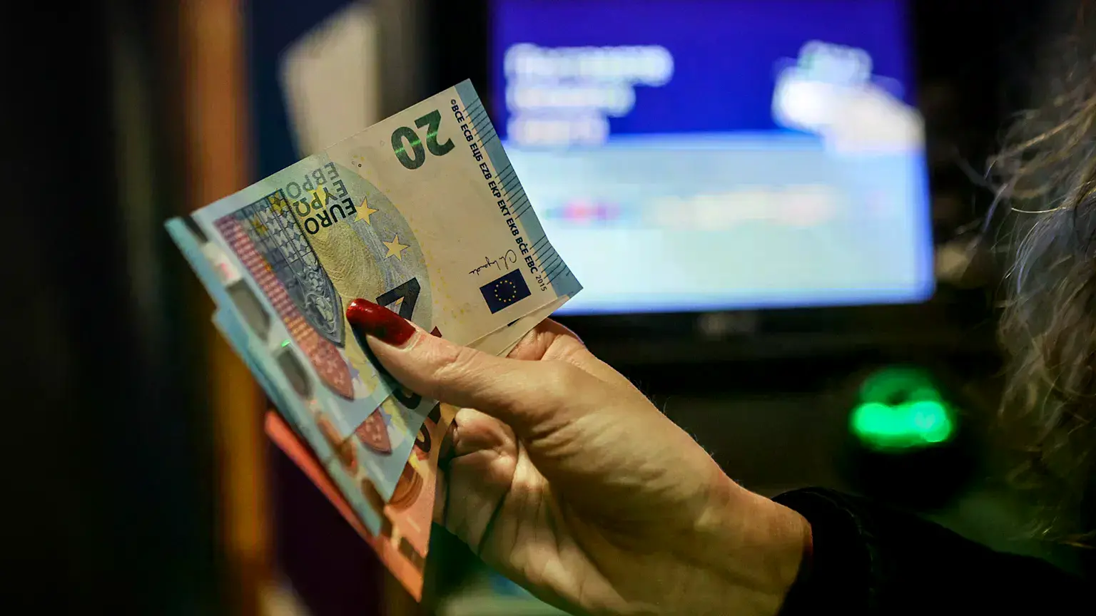 Una persona posa con billetes de euro retirados de un cajero automático en Sofía el jueves uno de enero de 2026, cuando el pa