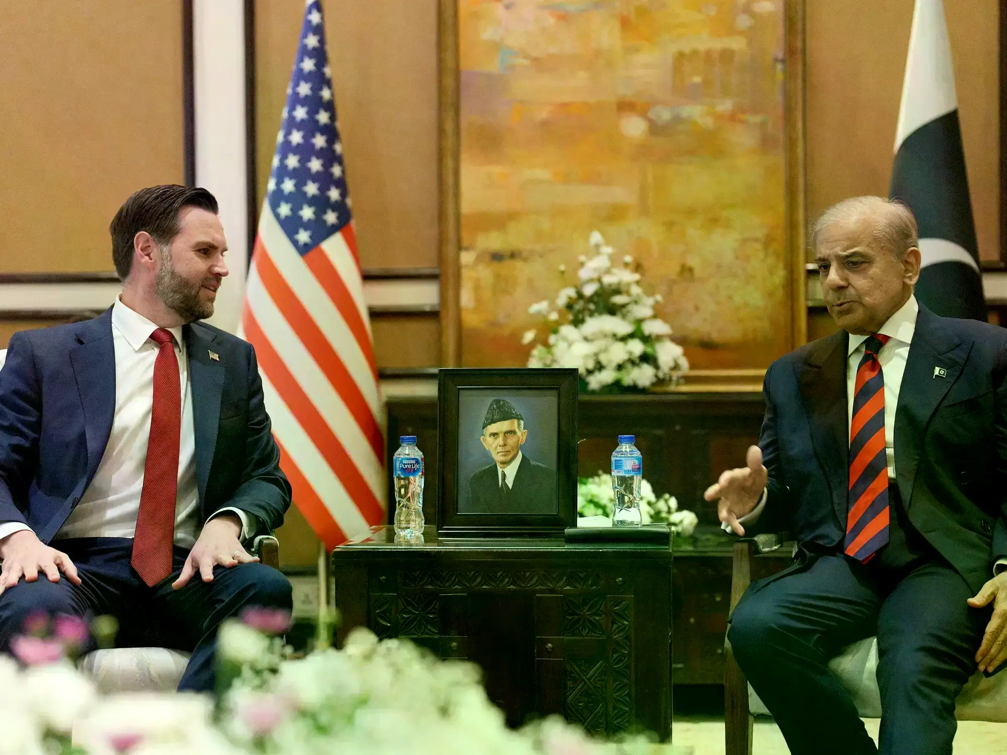 El vicepresidente de Estados Unidos, JD Vance, dialoga con el primer ministro de Pakistán, Shehbaz Sharif, durante la primera