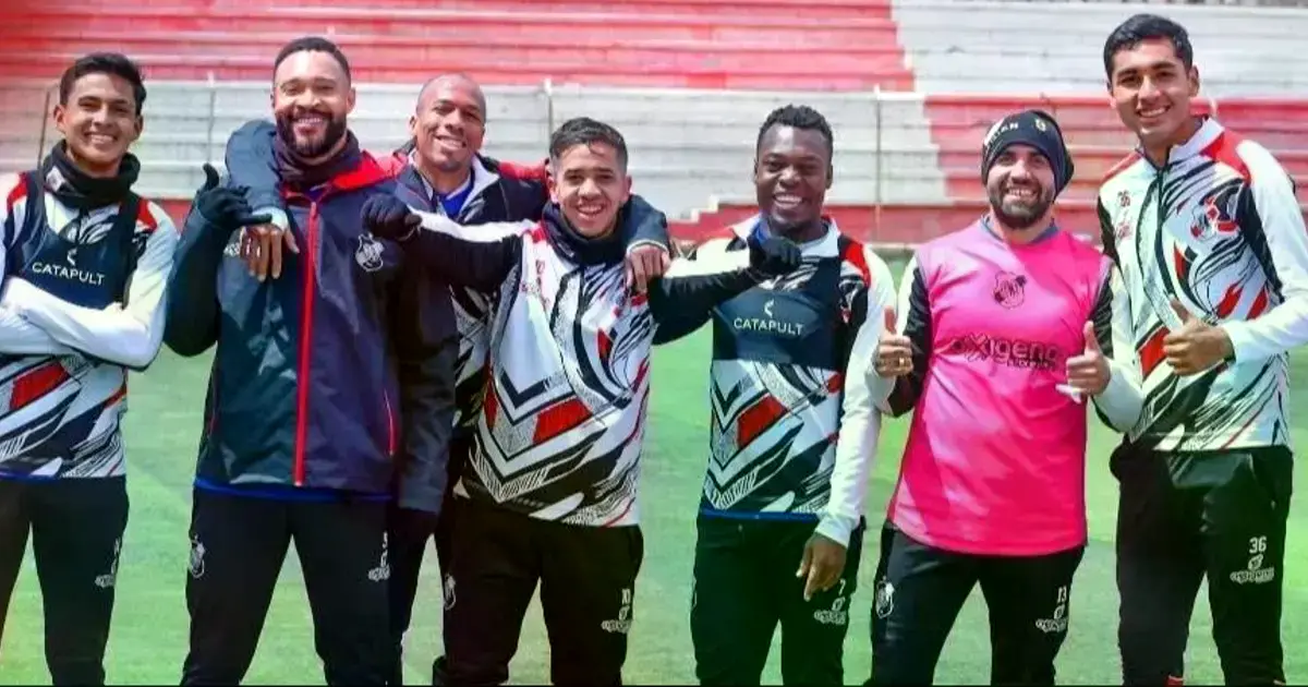 Jugadores del conjunto potosino en la previa de un entrenamiento.