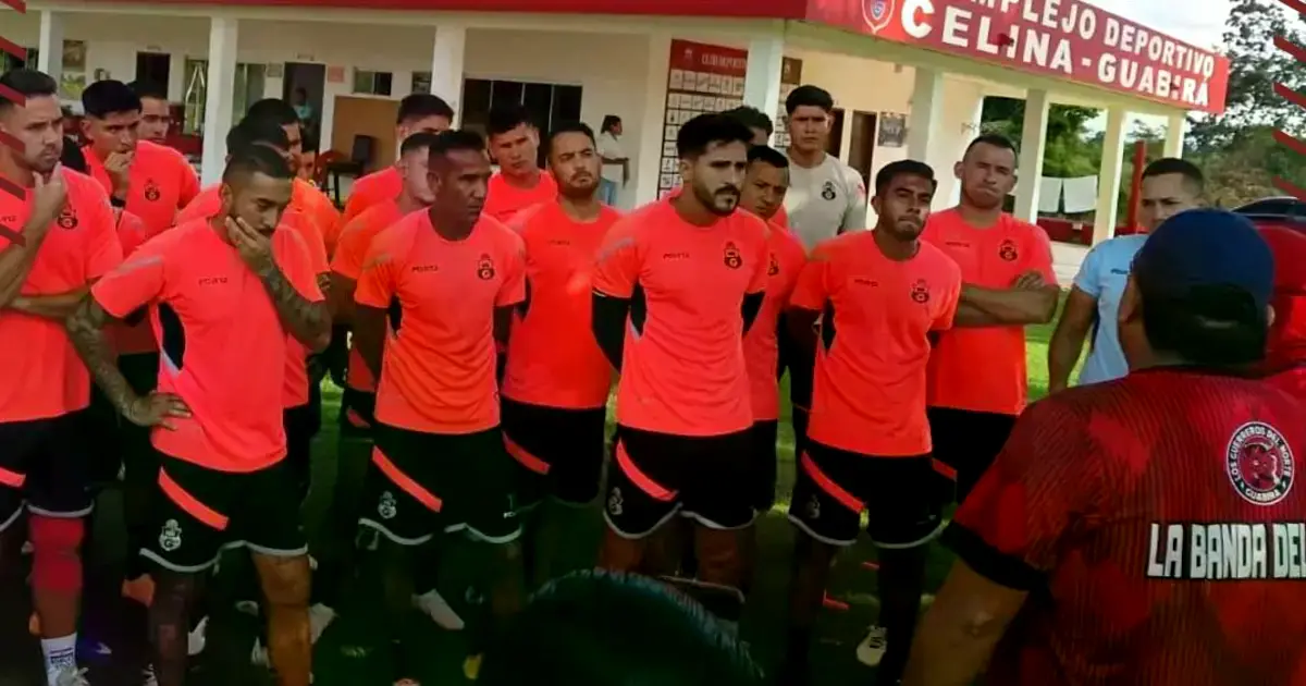 Los jugadores fueron presionados por la hinchada en Montero.