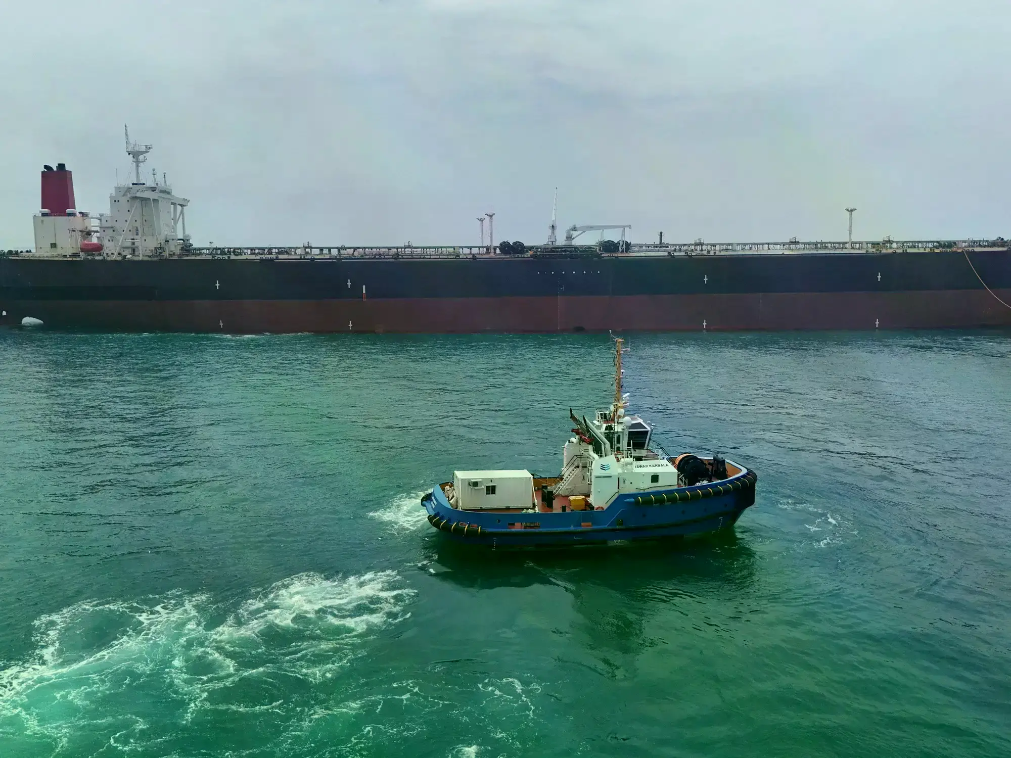Un petrolero frente a la costa iraní en el Estrecho de Ormuz, este viernes.