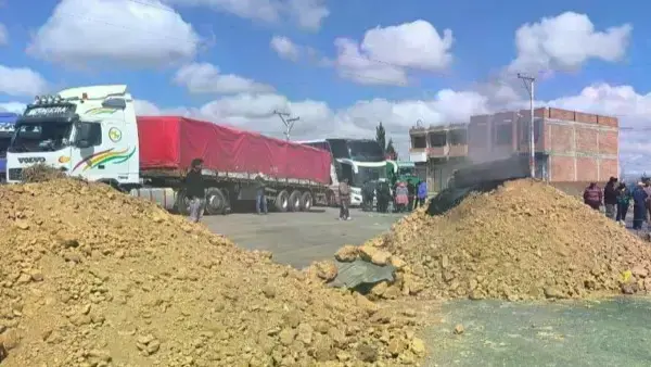 Bloqueo en la Apacheta, carretera La Paz - Oruro