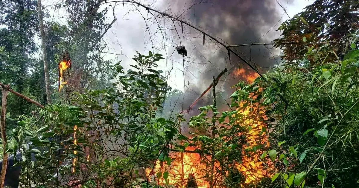El momento de la quema de una de las fábricas rústicas.