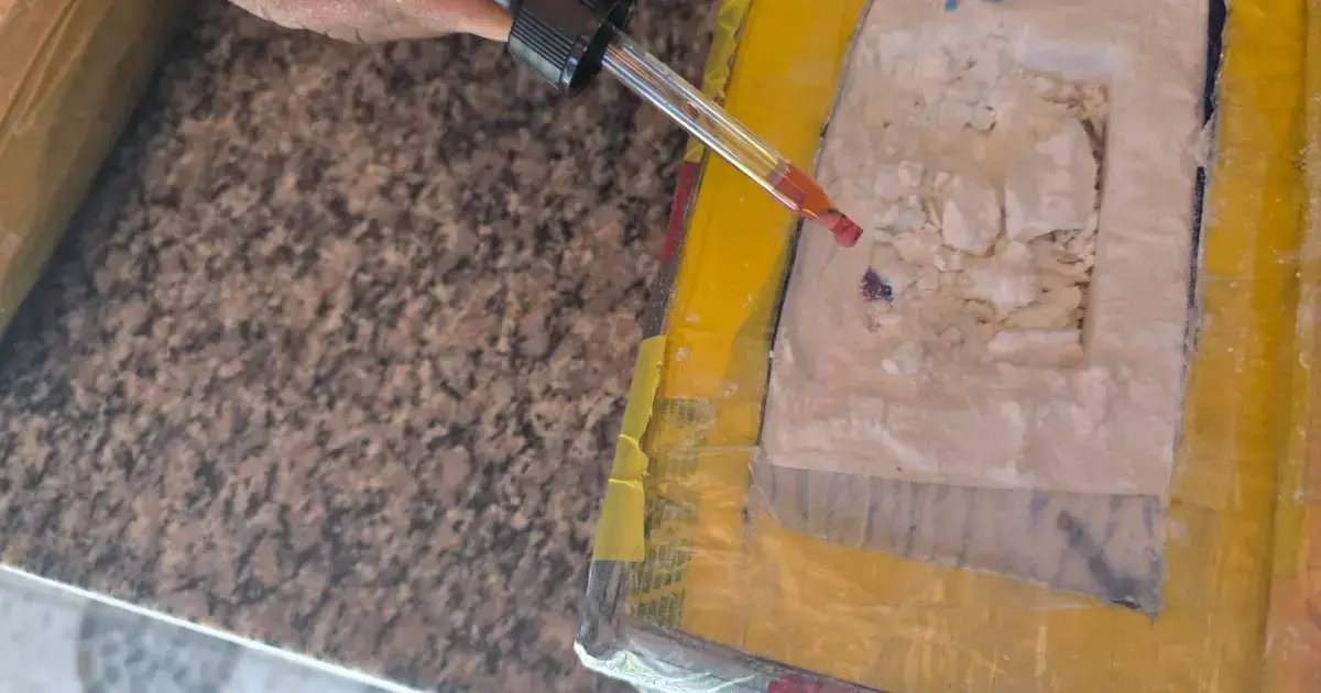 La sustancia fue hallada dentro de una caja de cartón.