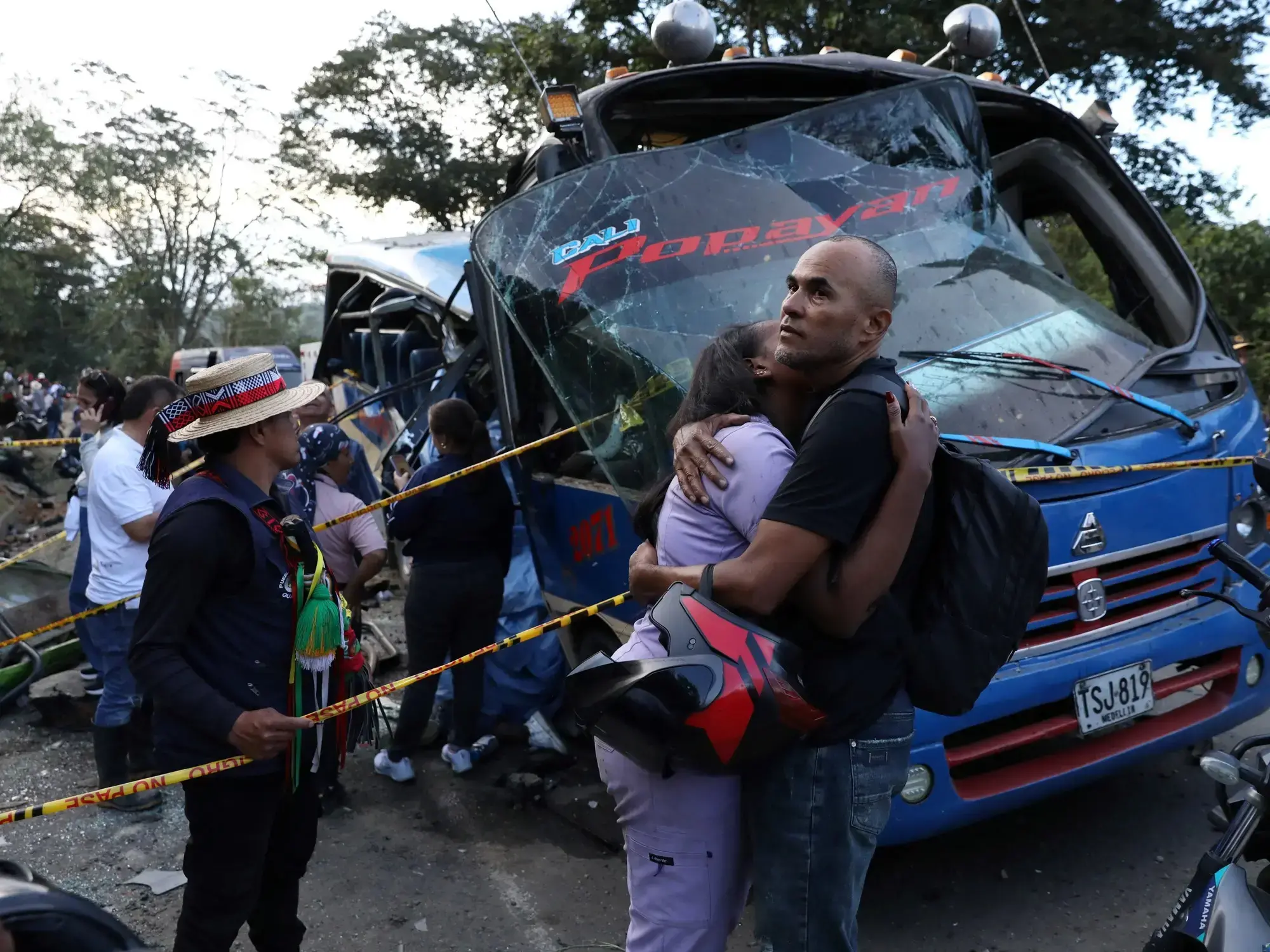 El cráter dejado por la explosión en la vía Panamericana, en Cajibío.