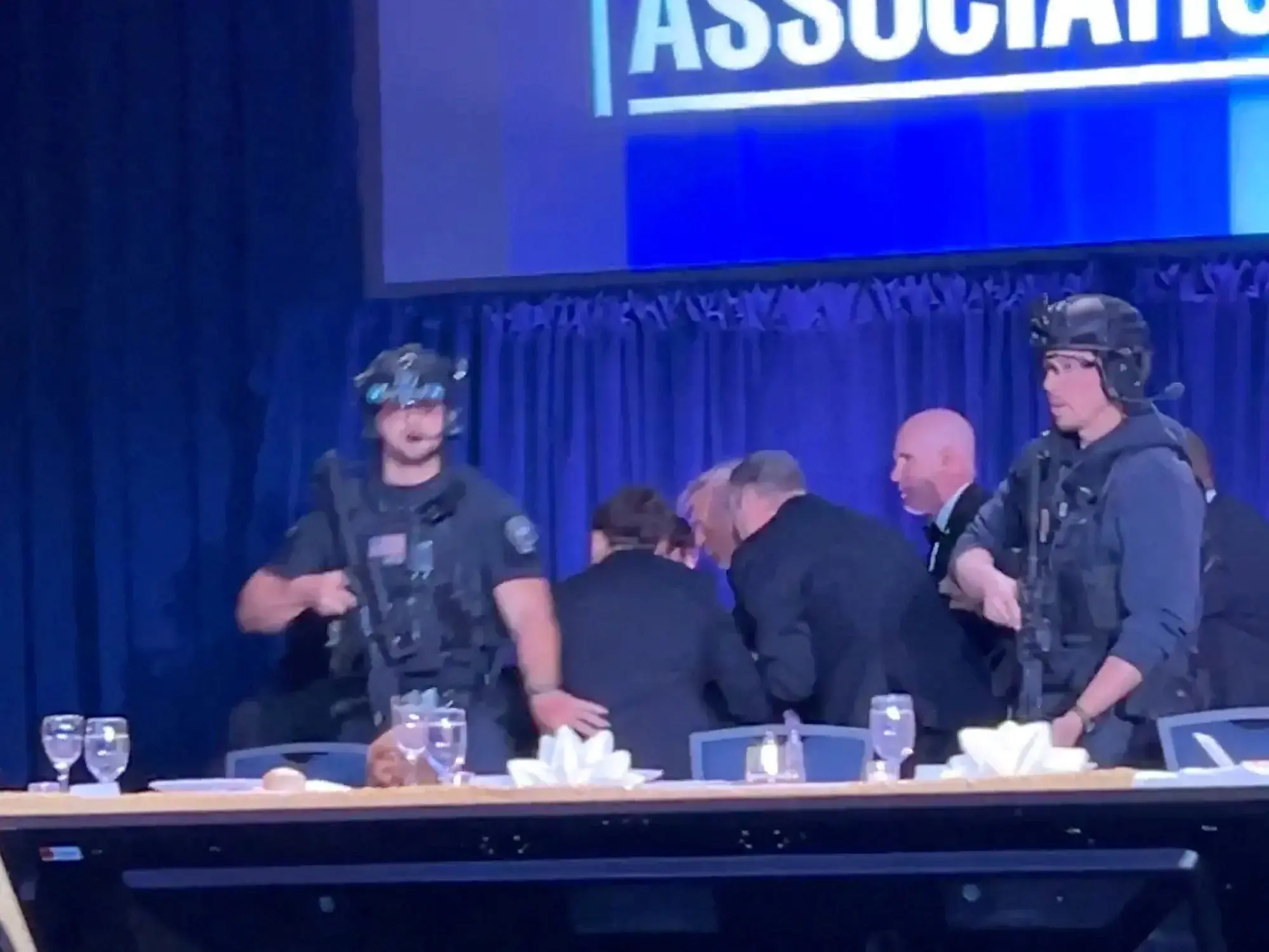 Agentes secretos cubren a Trump durante su evacuación.