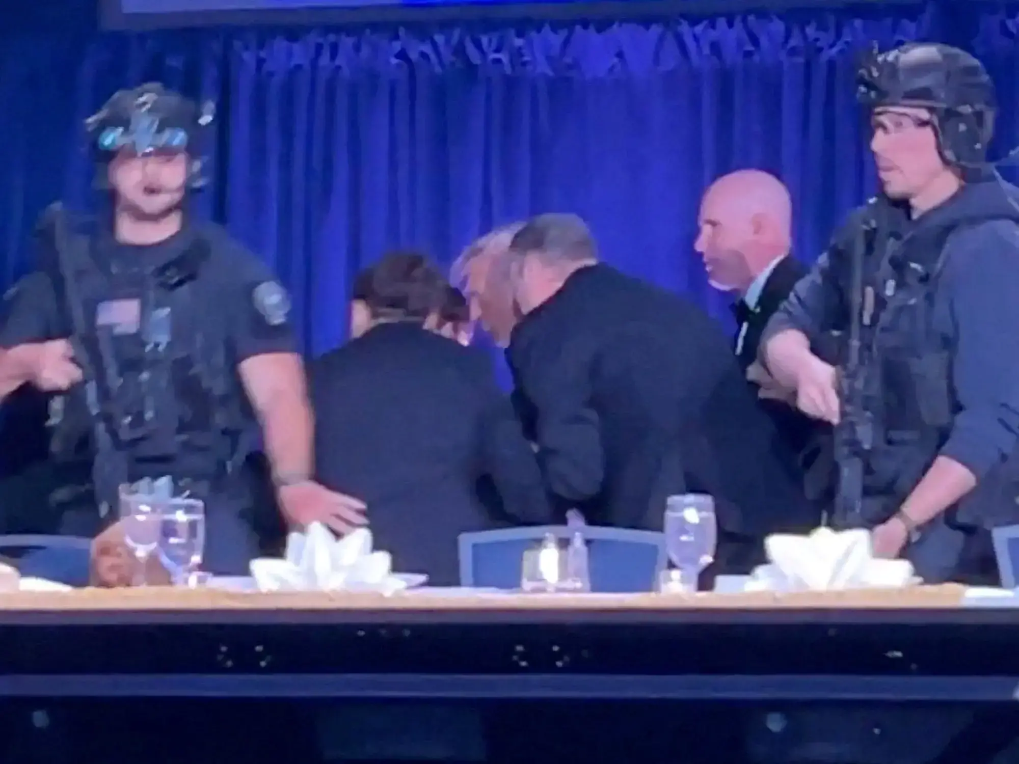 Agentes del servicio secreto en pleno operativo tras el ataque contra Trump.