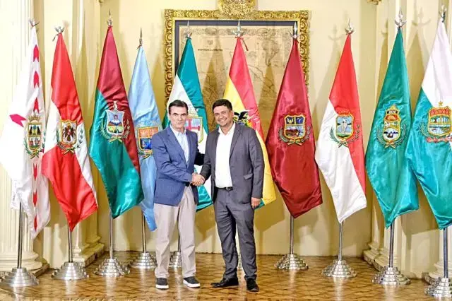 El saludo del presidente Rodrigo Paz con el gobernador electo, Luis Ayllón, el viernes.