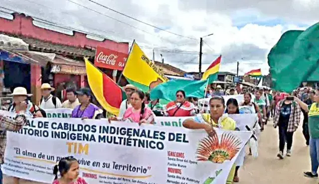 Un grupo de 300 indígenas se sumaron a la marcha que se dirige a La Paz.