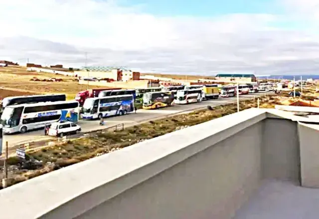 Una columna de vehículos varados en la ruta La Paz-Oruro, este sábado.
