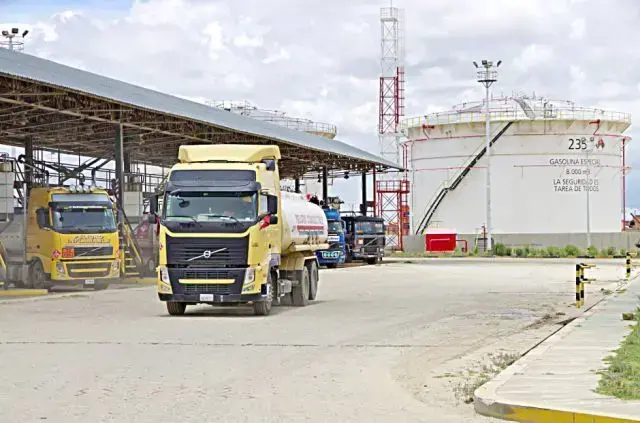 Un camión cisterna sale de la planta de Senkata tras cargar diésel. Foto: YPFB Sucre/CORREO DEL SUR
