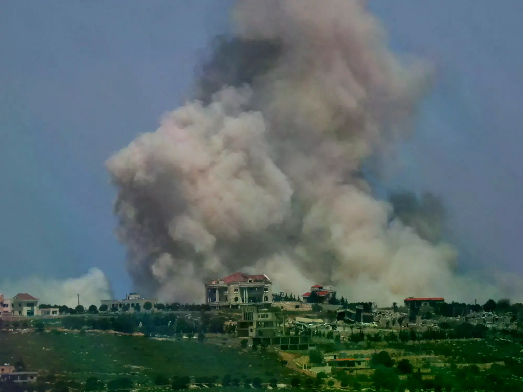 El humo muestra el punto del impacto de un nuevo ataque de Israel contra Libano.