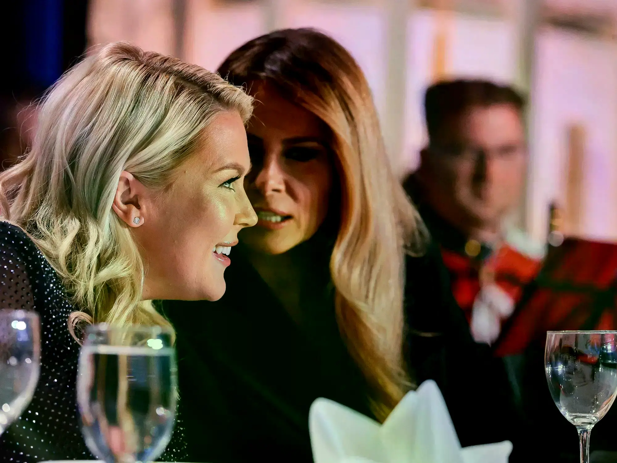Melania Trump, Karoline Leavitt y la corresponsal Weijia Jiang junto a Donald Trump en la cena.