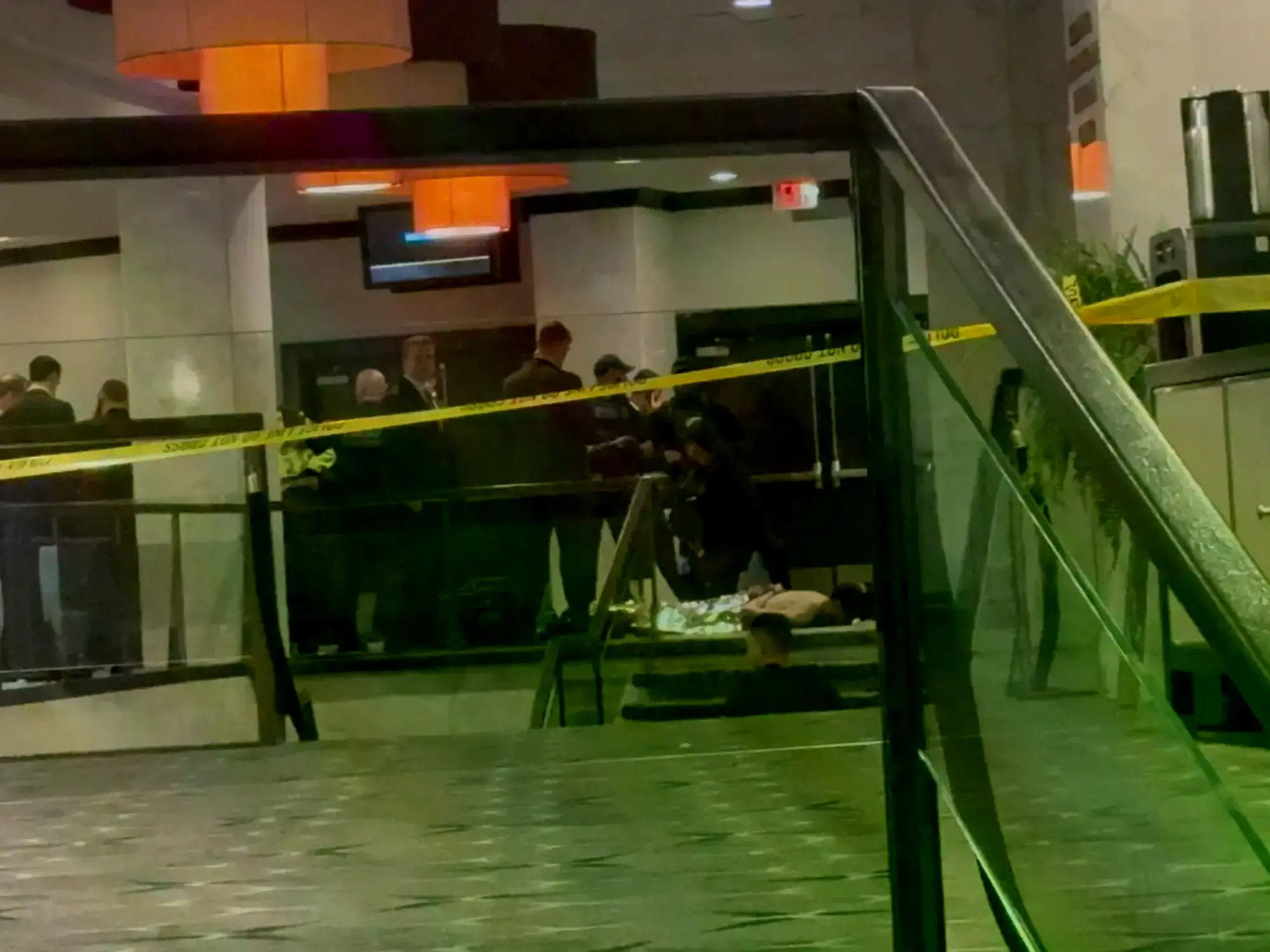 El momento en que Cole Tomas Allen es detenido tras el ataque en el hotel donde estaban Trump y sus funcionarios.