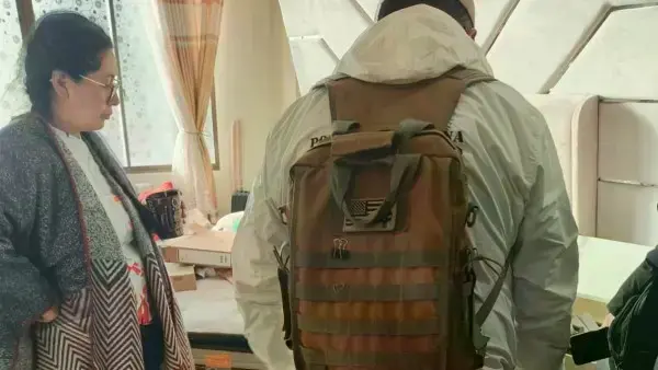 La alcaldesa Eva Copa junto a los investigadores de la policía.