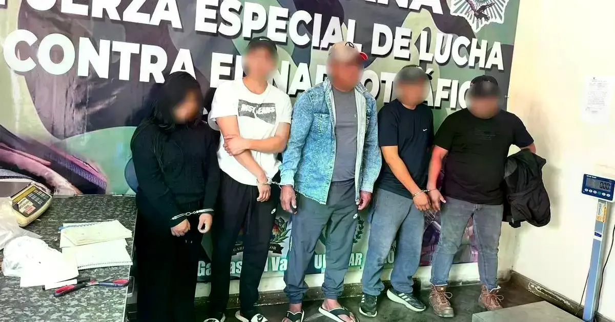 Los aprehendidos en el operativo.