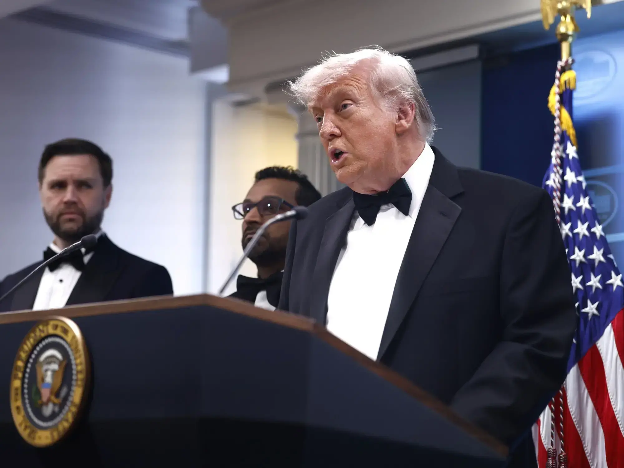 El presidente Donald Trump junto a su vice, JD Vance, en la conferencia de prensa que ofrecieron tras la evacuación.