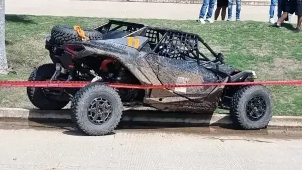 Vehículo donde se encontraba el piloto asesinado.