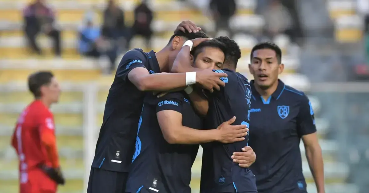 Los jugadores de Bolívar celebran tras la goleada ante el cuadro tarijeño.