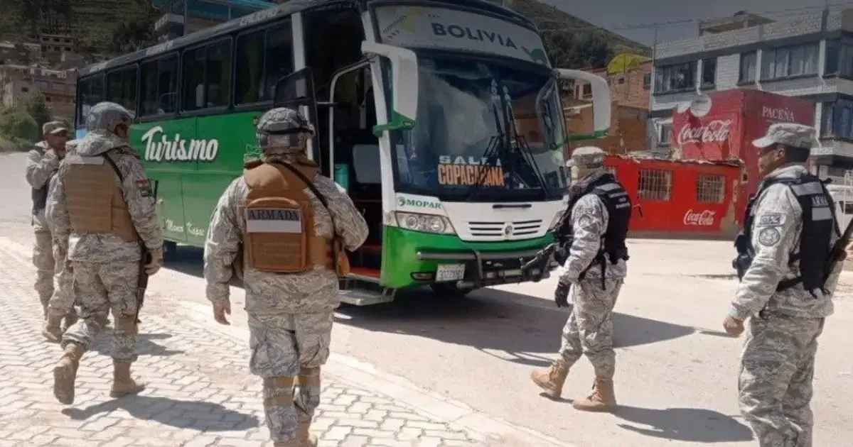 Militares realizan controles en buses.