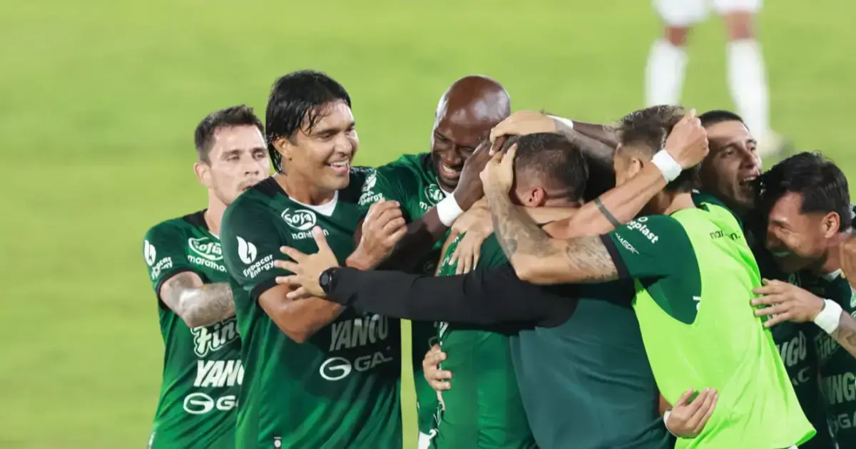 Los jugadores de Oriente festejan tras gol de Otormin.