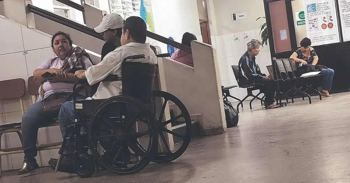 Pacientes aguardan por atención médica en el hospital
