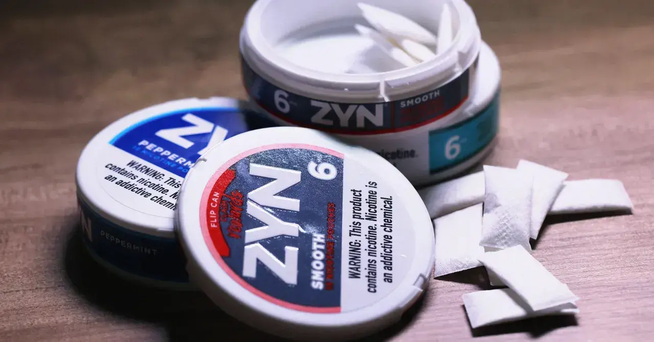 Una lata de bolsas de nicotina Zyn sobre una mesa.