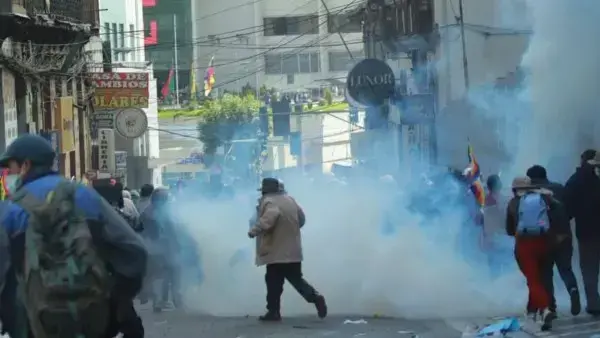 La Policía gasificó la protesta del magisterio que intentó ingresar a plaza Murillo.